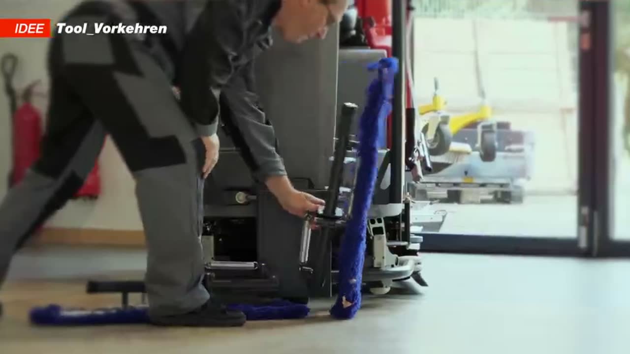 Watch the Hako Scrubmaster B400 R in action